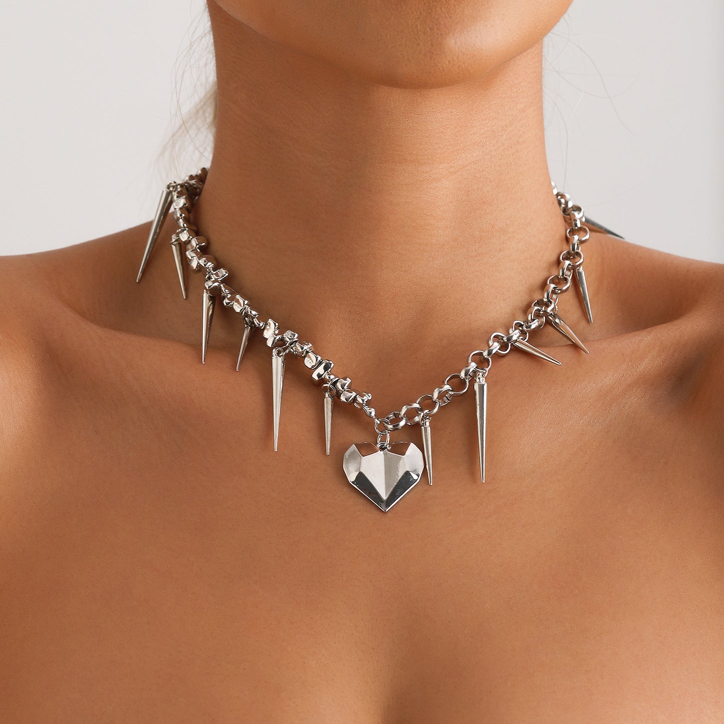 Fashionable Irregular Beaded Heart-Shaped Titanium-Look Alloy Pendant Necklace for Women with Plated Finish and Clavicle Chain Style