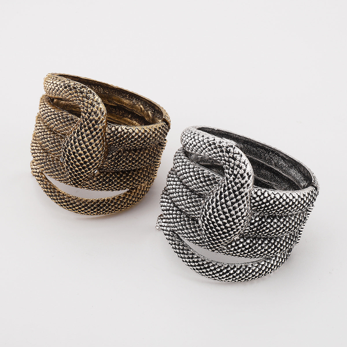 Gargantilla de aleación con forma de serpiente de estilo vintage para mujer con diseño industrial y acabado metálico