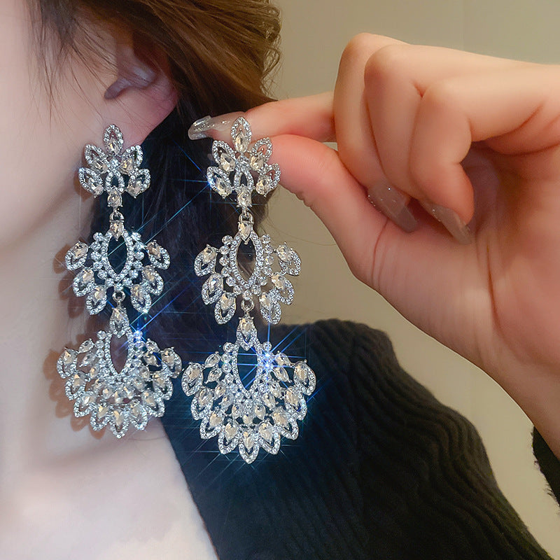 Orecchini a perno di lusso con lega geometrica irregolare e intarsio di strass, placcati argento, alla moda e versatili da donna