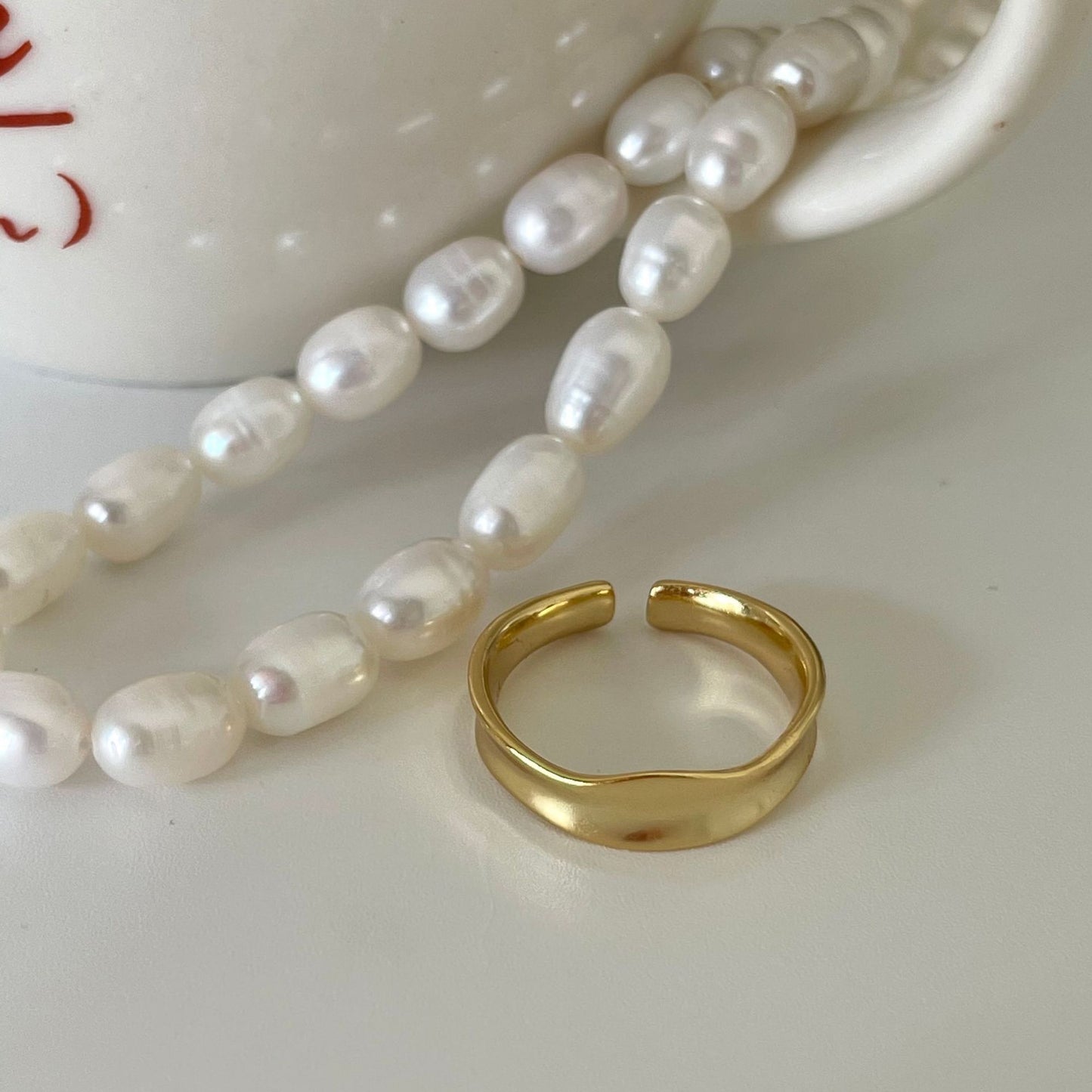 Anillo Minimalista de Plata de Ley S925 con Forma Geométrica Irregular para Mujer con Acabado Texturizado Brillo de Agua