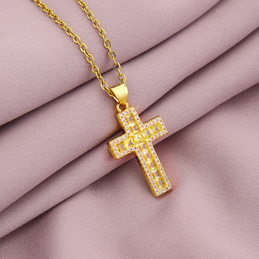 Collana pendente a croce minimalista da donna in rame con placcatura in oro e cristalli di zircone colorati su catena piatta a croce