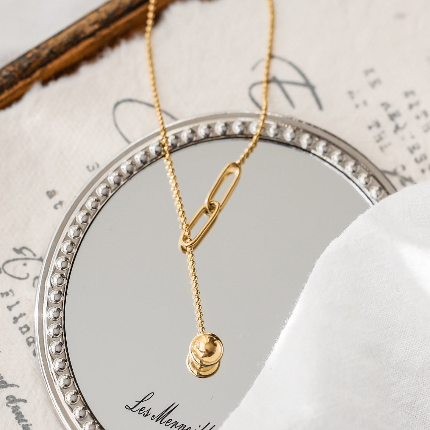 Collana a sospensione geometrica minimalista in acciaio al titanio da donna, con nappa e dettaglio regolabile con sfera a tirante