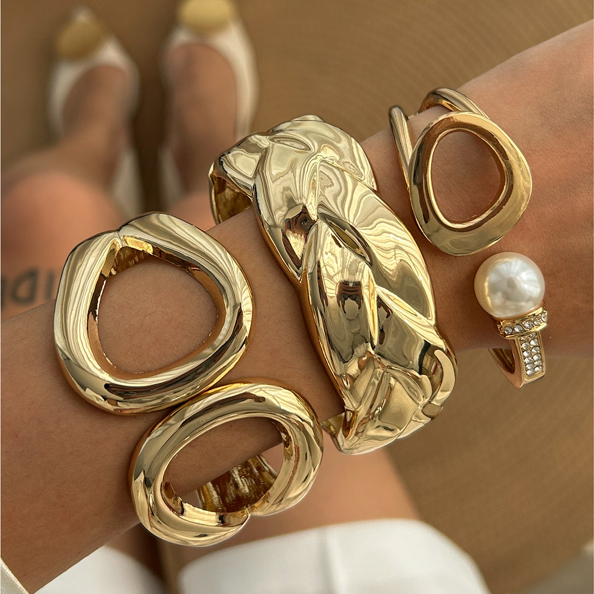 Bracciale a Polsino Intrecciato Asimmetrico Cavo in Lega con Finitura Galvanizzata da Donna