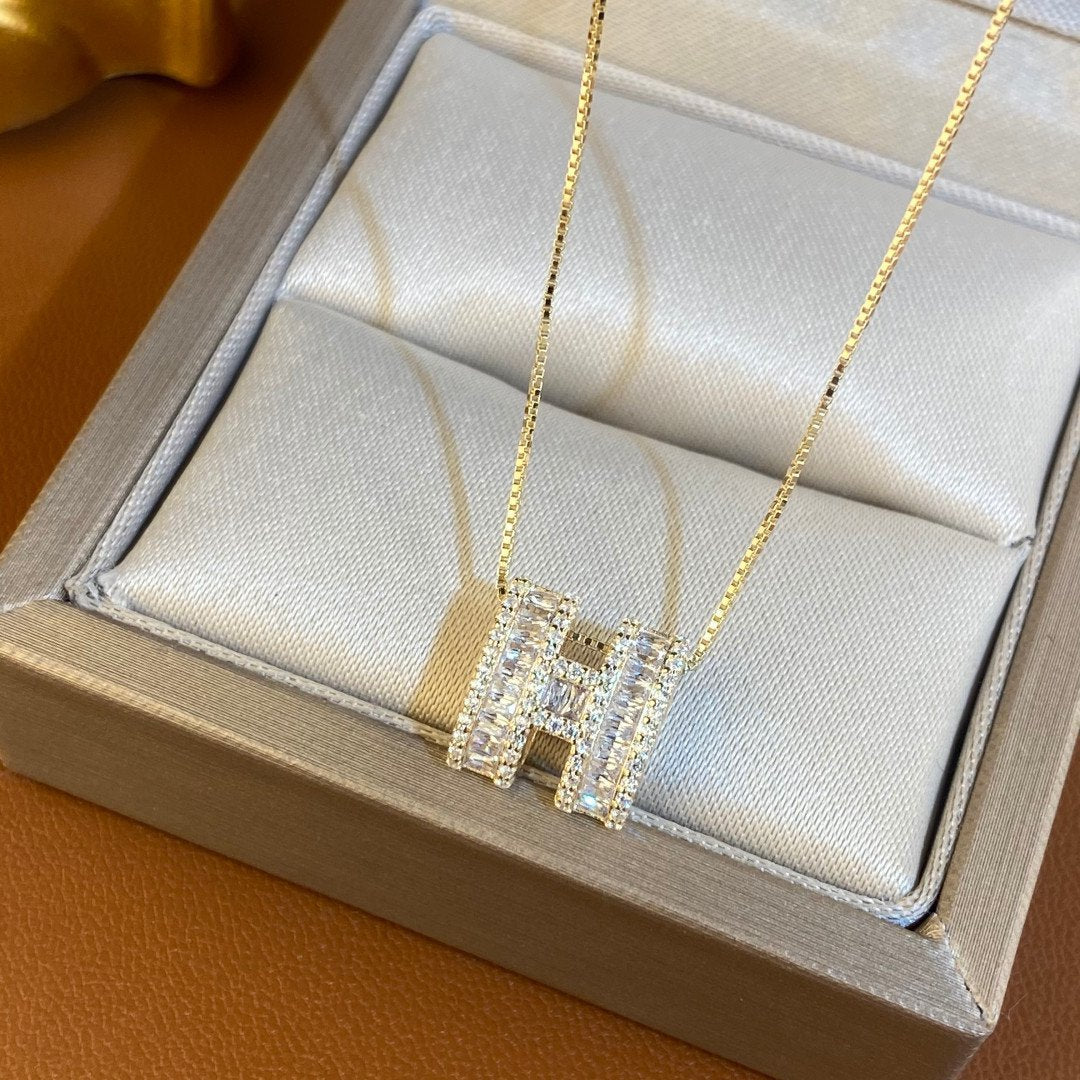 Luxury Minimalist Geometric Letter H Pendant Necklace for Women in Titanium Steel with Gold Plating, Wavy Chain Style