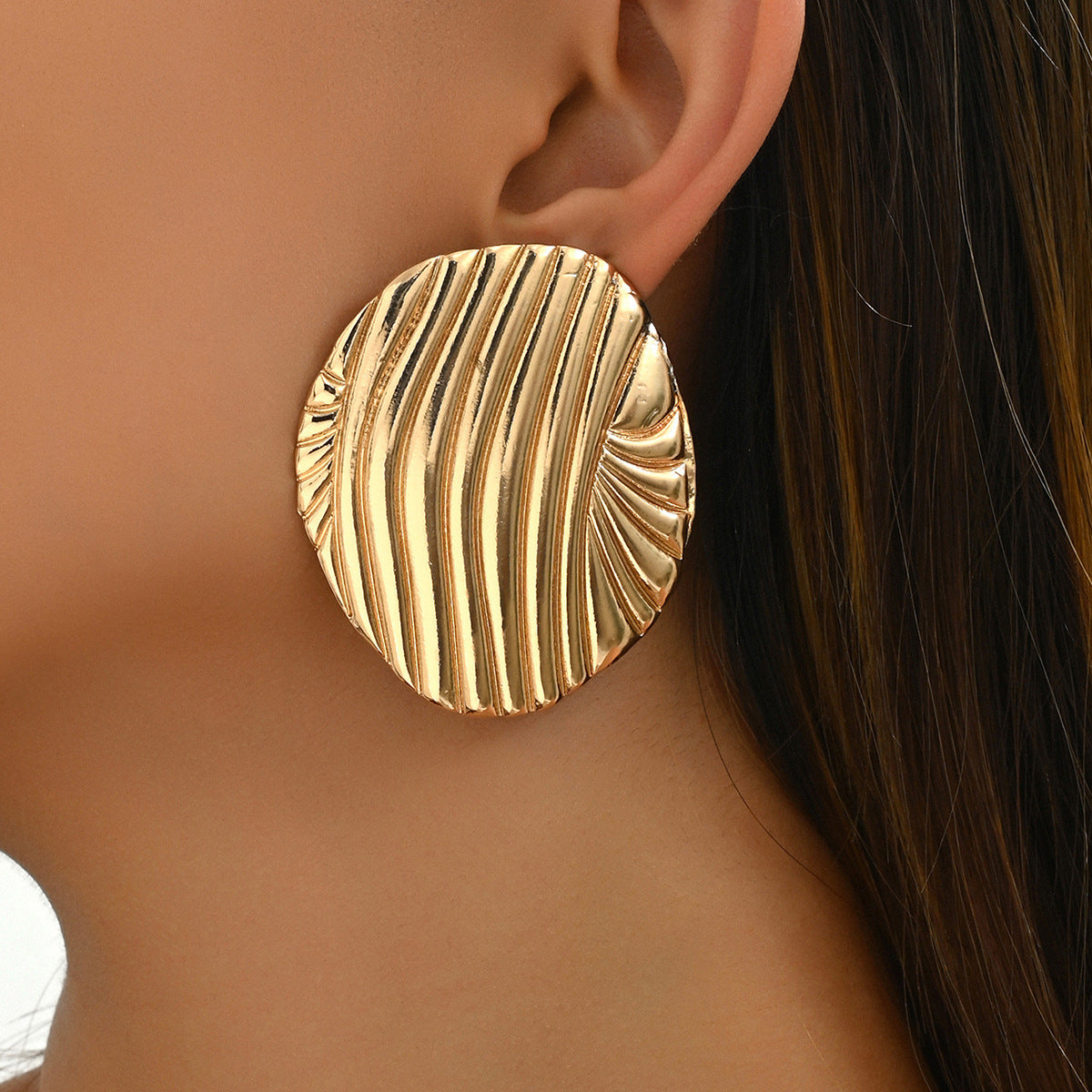 Pendientes Geométricos Minimalistas para Mujer de Aleación de Zinc con Baño de Oro de 18K y Diseño de Líneas Plegadas
