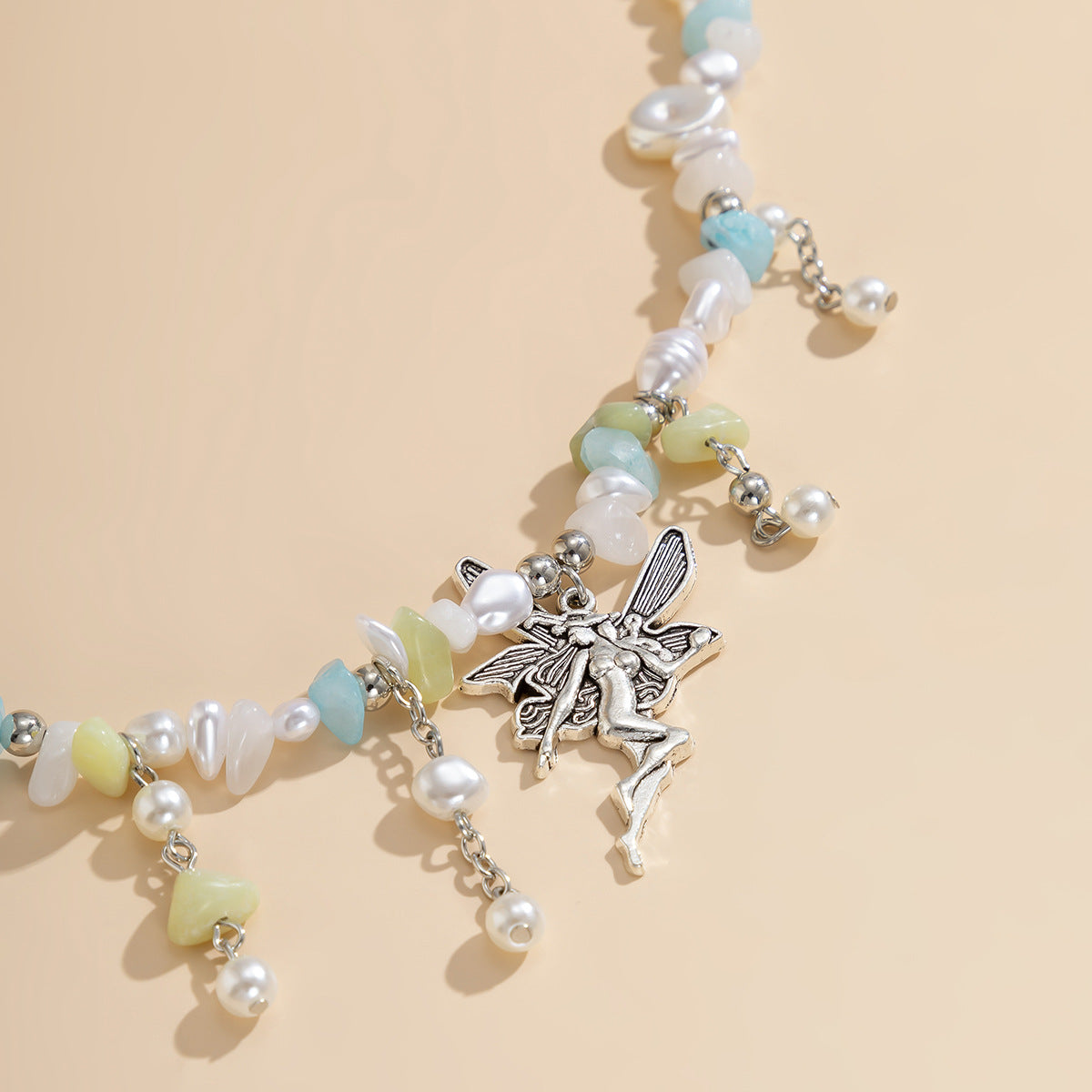 Collana con Ciondolo a Angelo Asimmetrico Bohemien Rustico con Intarsio in Pietra Irregolare e Dettaglio Nappa per Donna