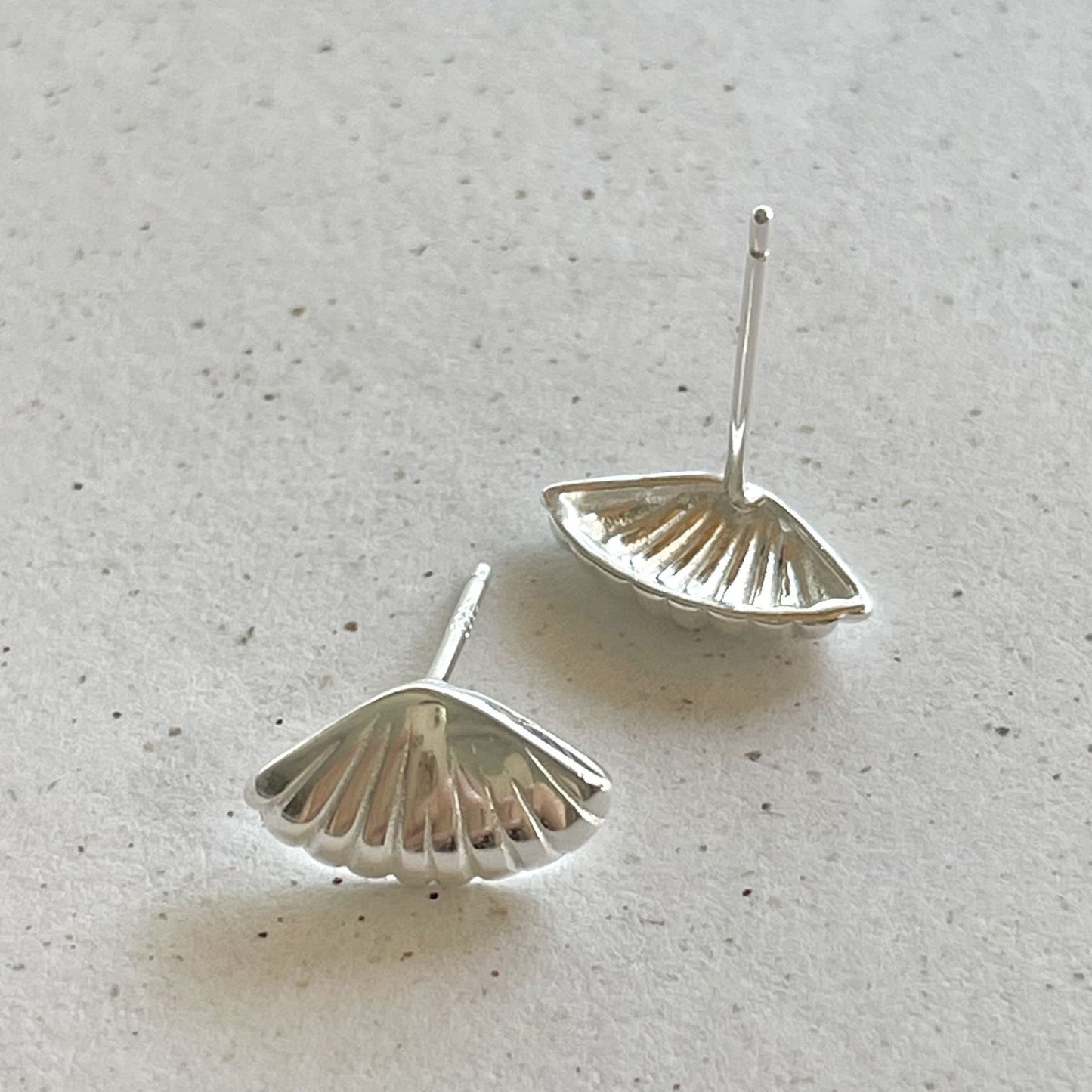 Pendientes minimalistas de tuerca con letra y concha irregular de plata de ley 925