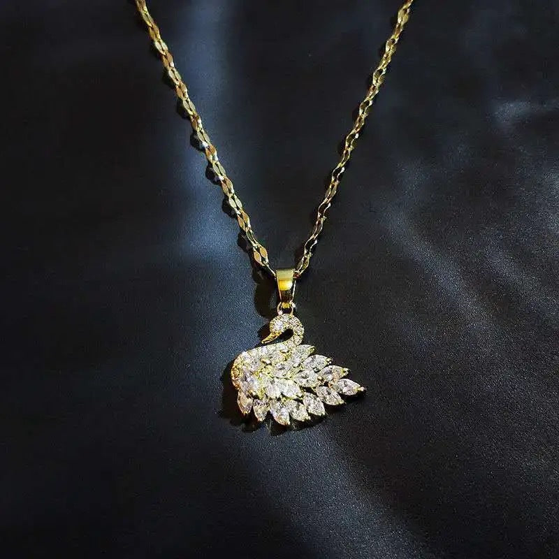 Collana clavicola placcata in acciaio al titanio con forma floreale irregolare dal design originale, con ciondolo a cigno in zircone per donna