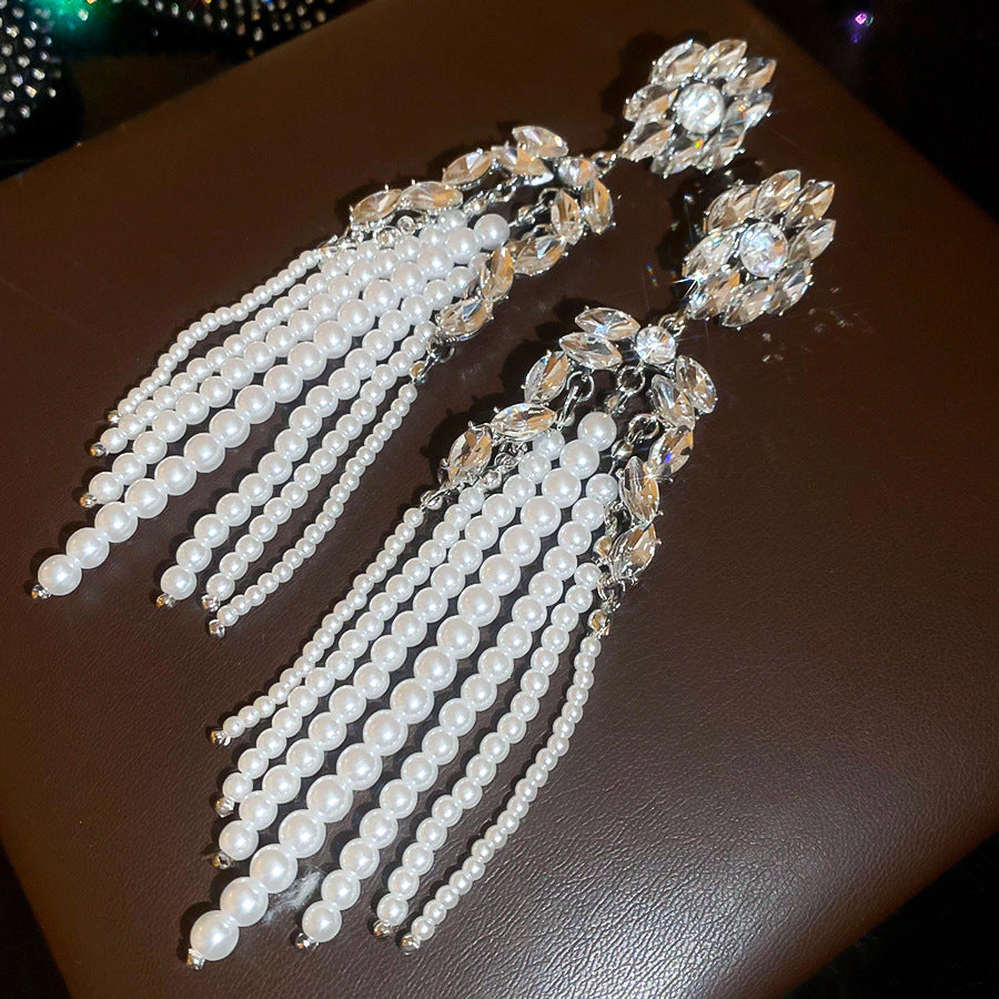 Orecchini a perno di lusso con perle floreali, accenti di strass e nappe pendenti per donna