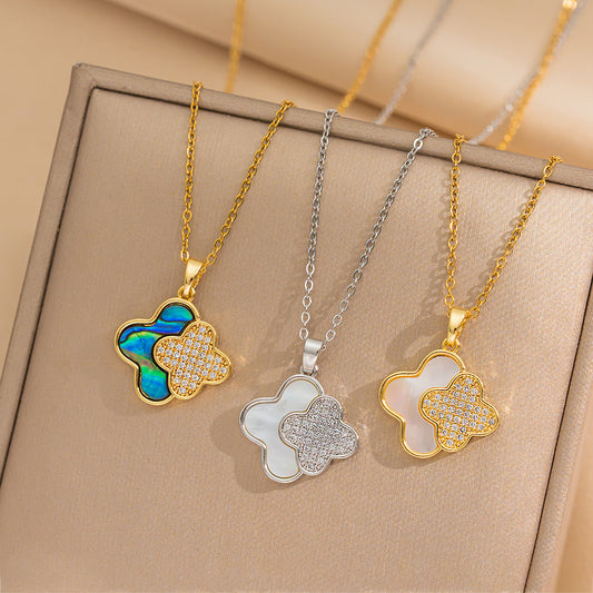 Collana da donna minimalista in acciaio al titanio a forma di quadrifoglio con accenti floreali in strass e catena a serpente