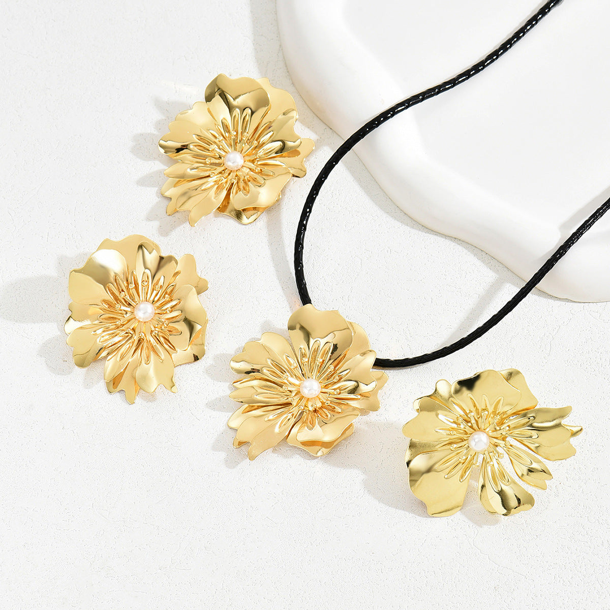Parure Vintage Francese di Collana e Orecchini in Lega Floreale con Intarsio di Perle da Donna