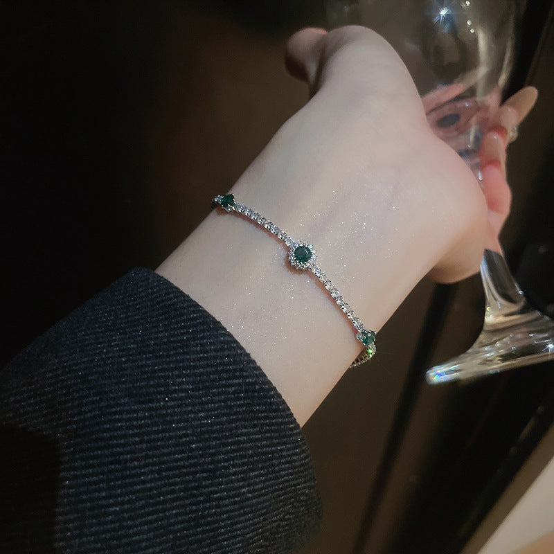 Elegante bracciale da donna con fiore geometrico e accenti in zircone, in rame placcato, stile trendy da ufficio, gioiello versatile e lussuoso per la mano
