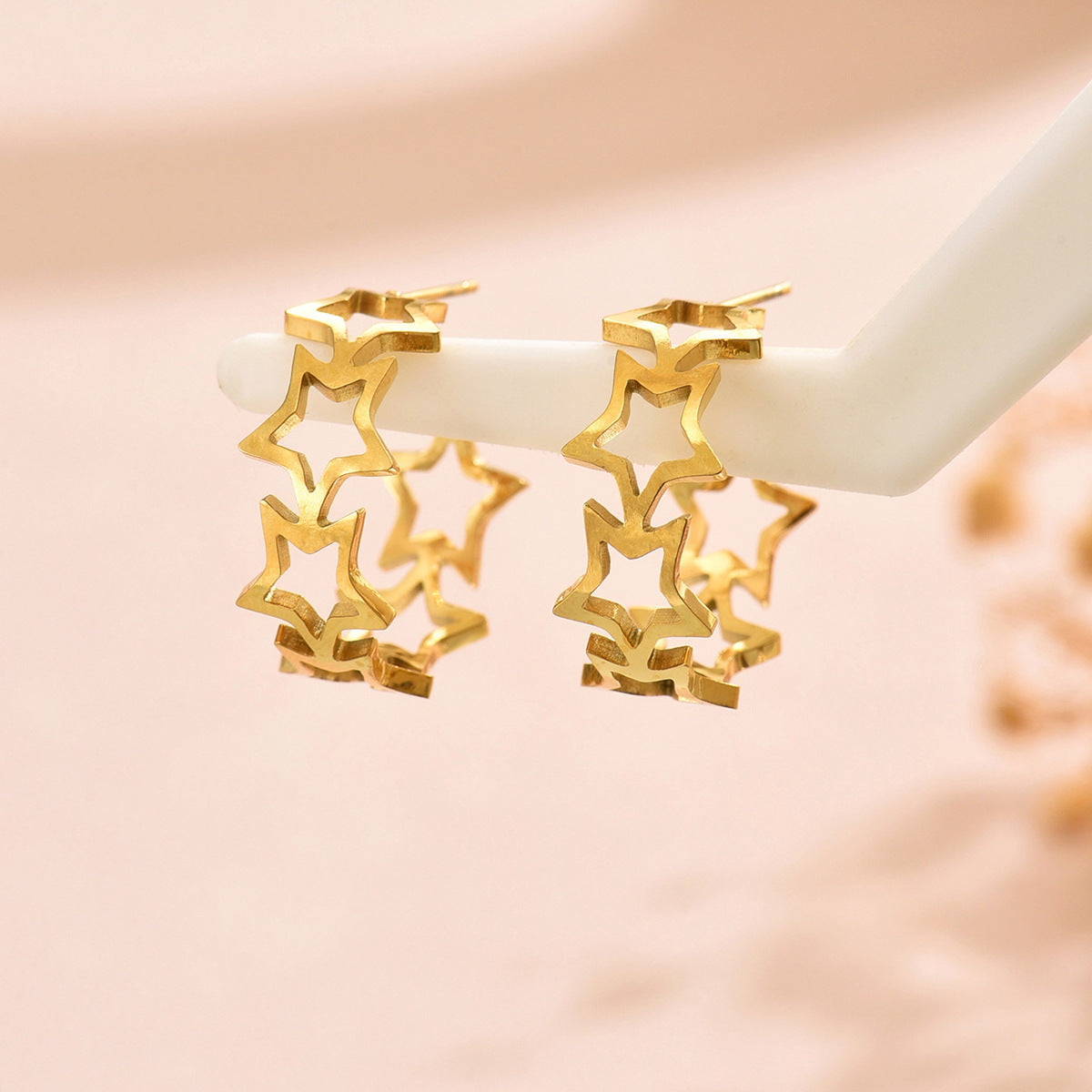 Eleganti Orecchini a Lobo con Quadrifoglio Intagliato e Motivo Floreale a Stella in Acciaio Inossidabile con Finitura PVD in Oro 18K da Donna