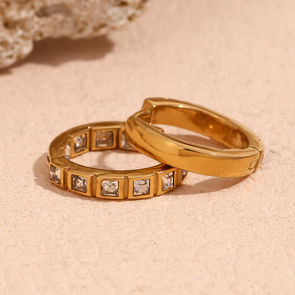 Orecchini geometrici minimalisti in acciaio inossidabile con placcatura in oro 18 carati e cristalli quadrati micro-pavé da donna