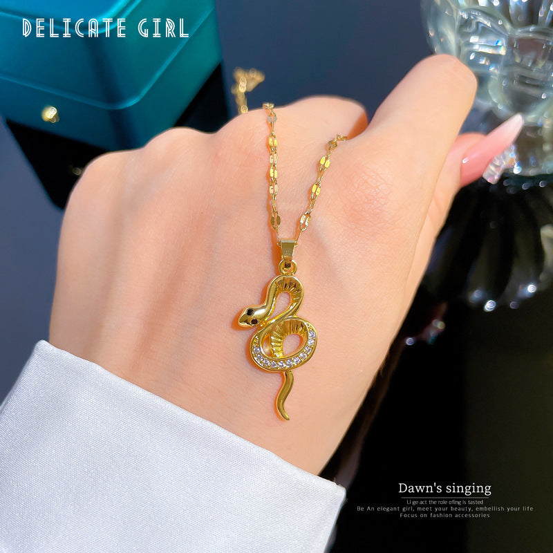 Elegante Collana da Donna con Ciondolo Geometrico Micro-Pavé in Acciaio al Titanio Delicata Catena alla Clavicola con Intarsio di Strass