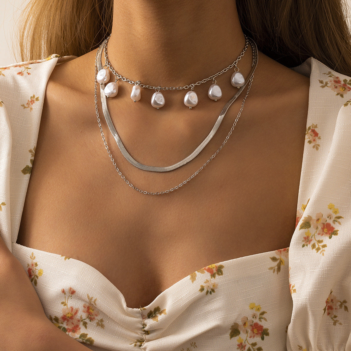 Collana girocollo vintage da donna con perle geometriche, catena a serpente e nappina.