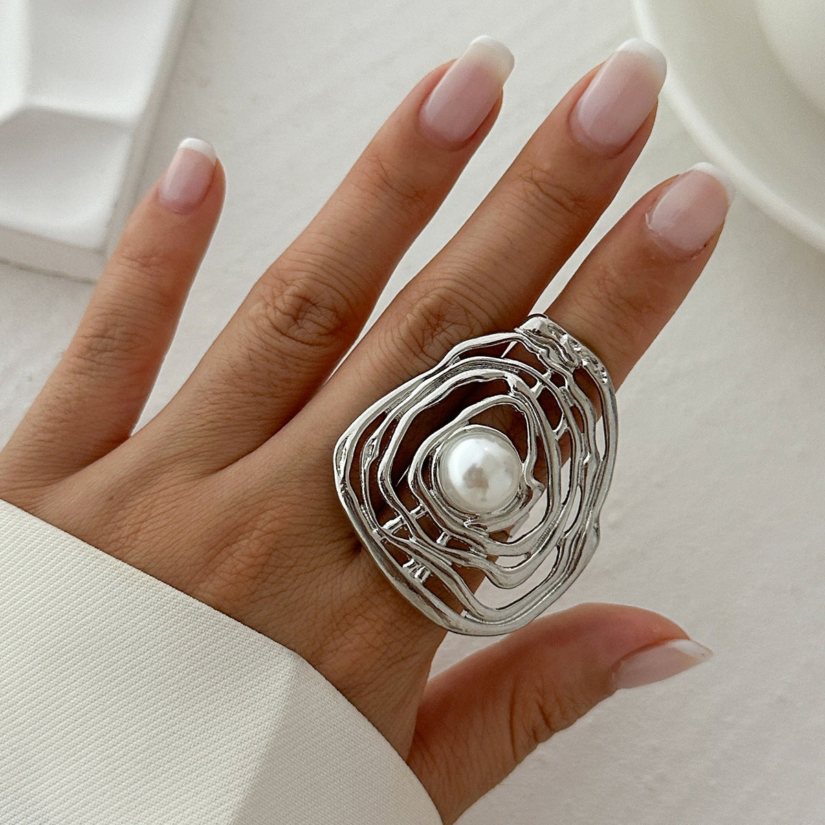 Anillo Abierto Irregular con Perlas Falsas Envueltas para Mujer con Motivos de Mariposa y Hoja en Aleación con Acabado Chapado