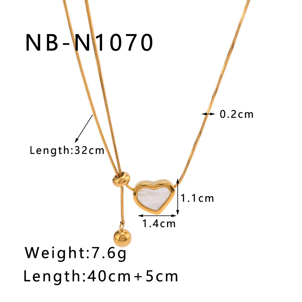 Collana con Ciondolo Minimalista a Cuore in Acciaio Inossidabile con Intarsio in Acciaio al Titanio e Finitura Placcata Sottovuoto 18K su Catena a Serpente