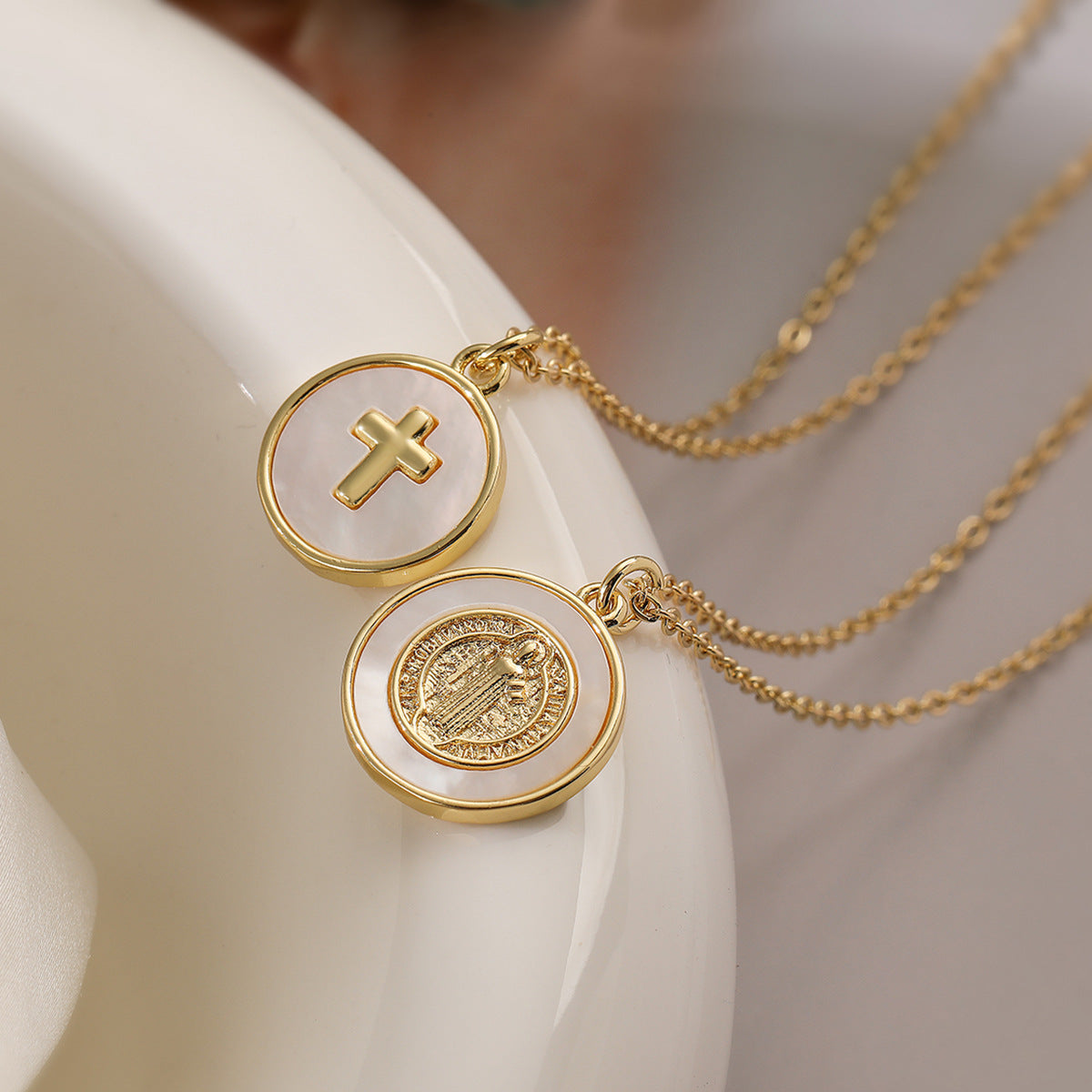 Collana con ciondolo a croce minimalista in rame placcato oro 18K da donna