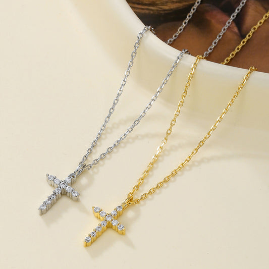 Collar con colgante de cruz de estilo urbano y moda en cobre con baño de oro e incrustaciones de circonita en cadena tipo O