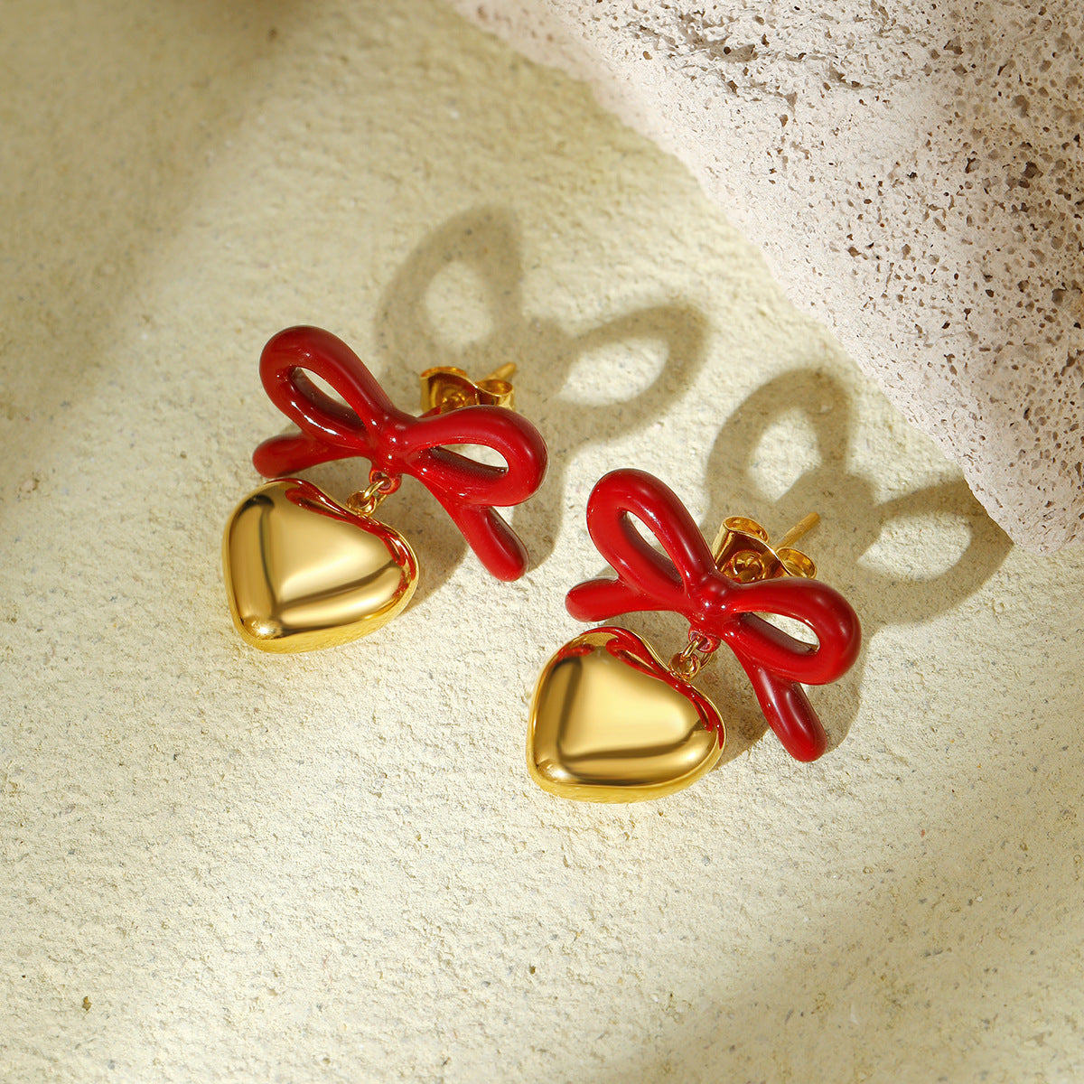 Orecchini da donna alla moda in acciaio inossidabile con fiocco e a forma di cuore, placcati in oro 18 carati e finitura smaltata