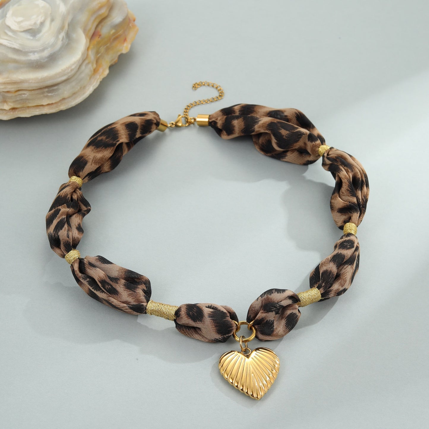 Collana con ciondolo a forma di cuore in acciaio inossidabile alla moda con foulard in seta leopardato, catena a medaglione placcata ipoallergenica per donne