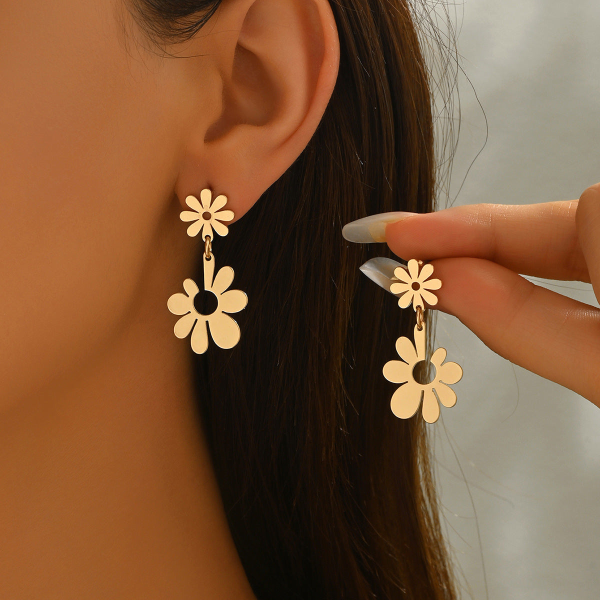 Elegantes Pendientes Geométricos Florales para Mujer Hechos de Aleación de Zinc con Baño de Oro de 18K