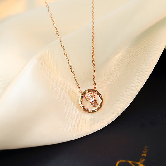 Collana Pendente Minimalista con Numeri Romani Geometrici in Acciaio al Titanio con Finitura Placcata per Uomo e Donna