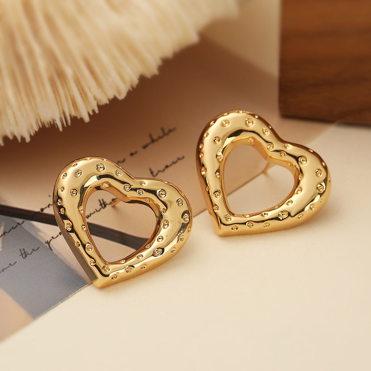 Orecchini a perno da donna minimalistici Punk a cuore cavo in rame placcato oro 18K
