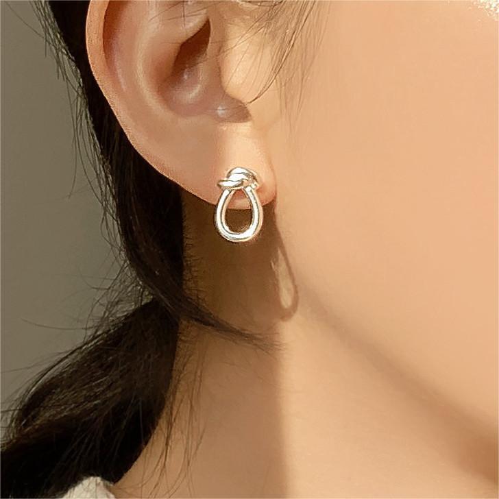 Pendientes de Letra Geométricos Minimalistas en Plata de Ley 925 con Baño de Oro