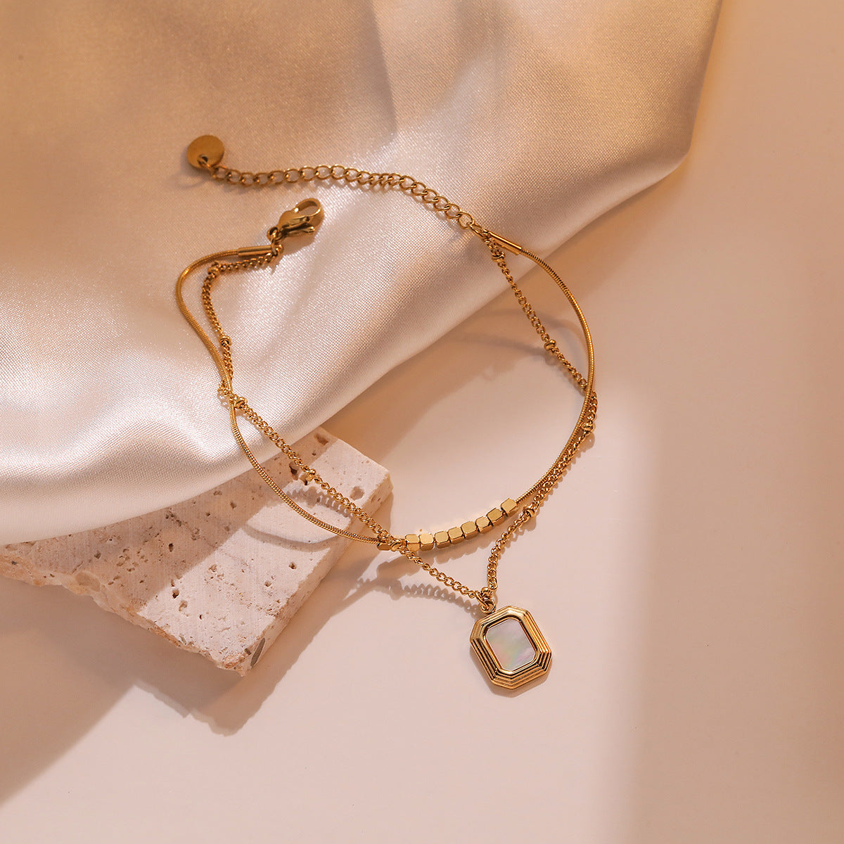 Bracciale da donna impilabile a doppio strato in acciaio al titanio con geometria minimalista e finitura placcata