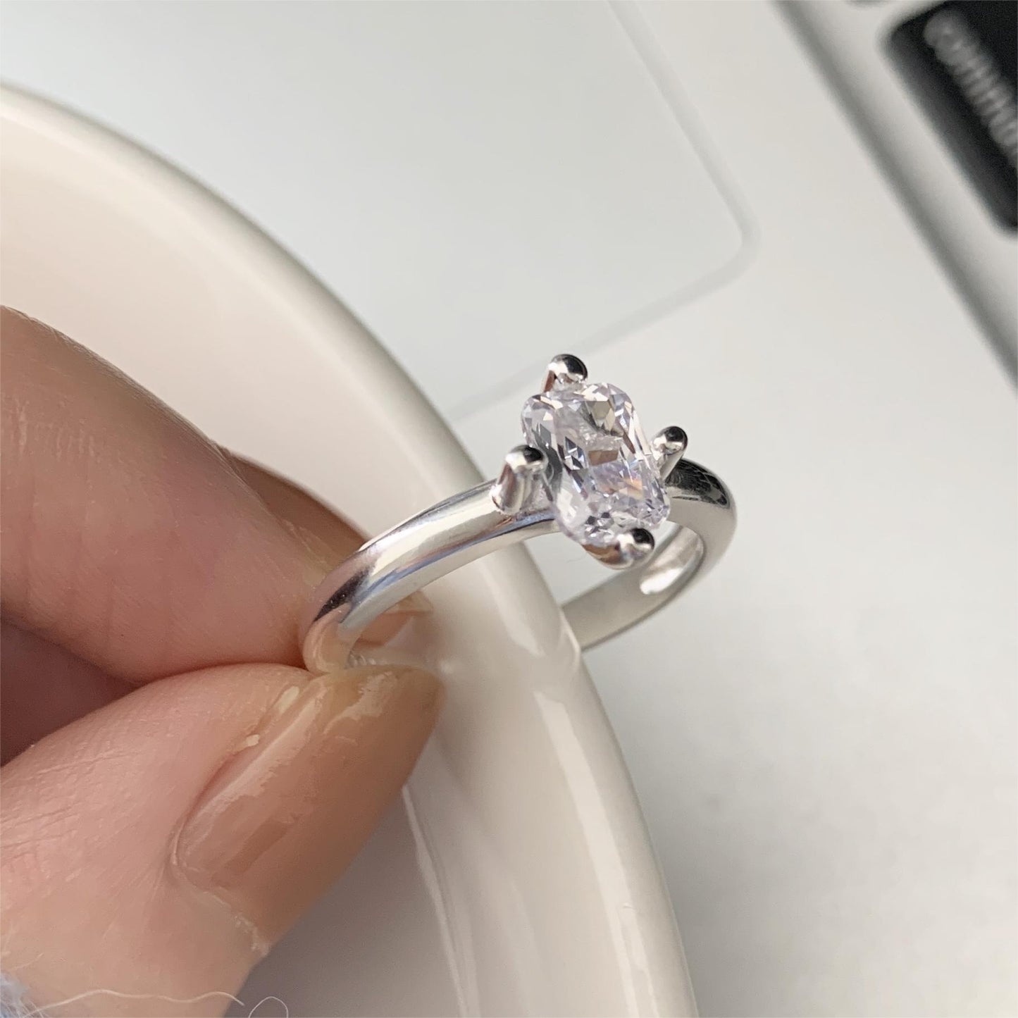 Anello da donna minimalista dolce in argento sterling 925 con zirconi cubici geometrici rettangolari intarsiati
