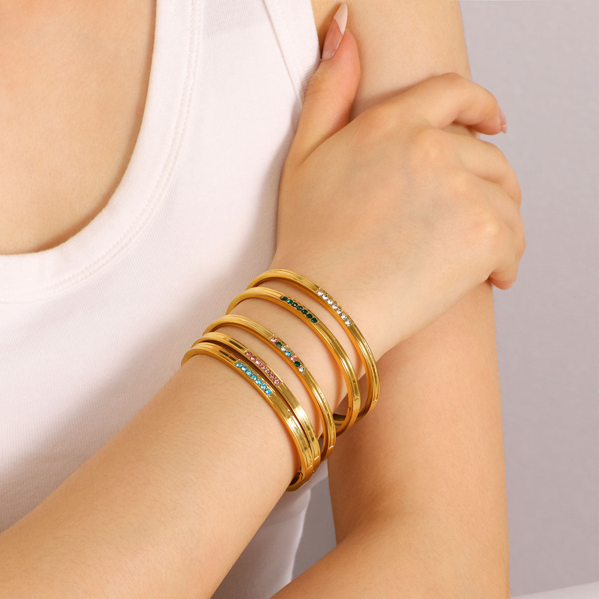 Bracciale Minimalista Geometrico in Acciaio Inossidabile Placcato con Strass Colorati, Chiusura a Scatto Ipoallergenica, Gioielli Lussuosi per Tutti i Giorni