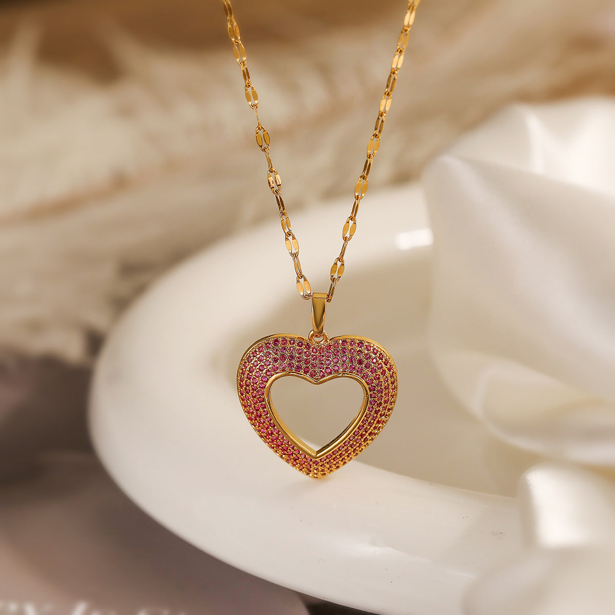 Collana girocollo minimalista da donna con ciondolo a forma di cuore in zirconia e catenina in rame placcato oro 18 carati