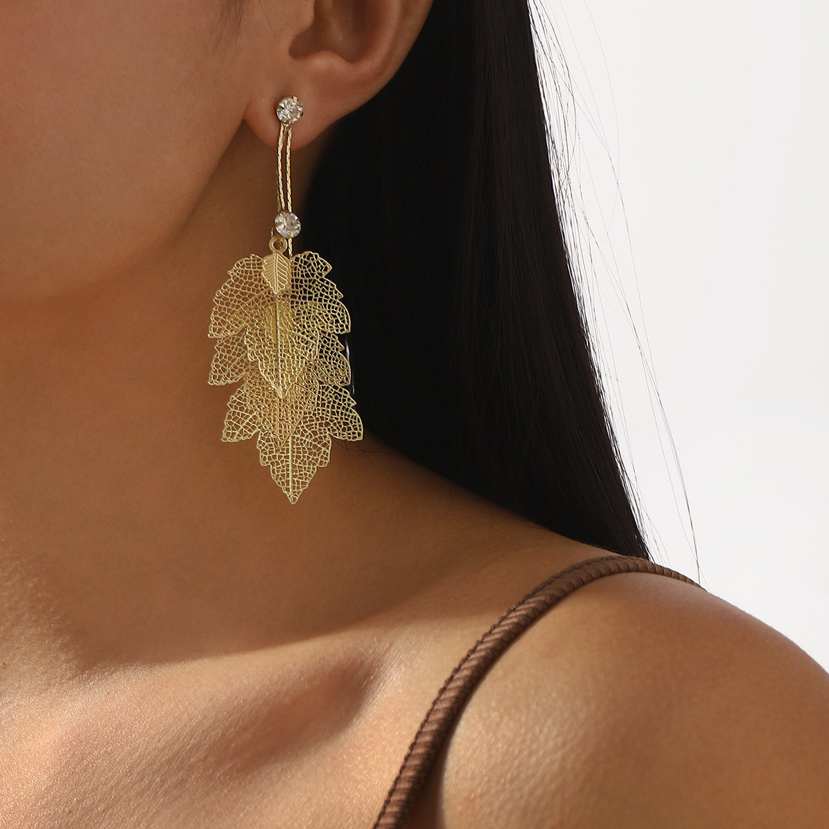 Pendientes Minimalistas Geométricos con Forma de Hoja, Textura Calada, Base de Hierro y Incrustaciones de Pedrería, Acabado Galvanizado para Mujer