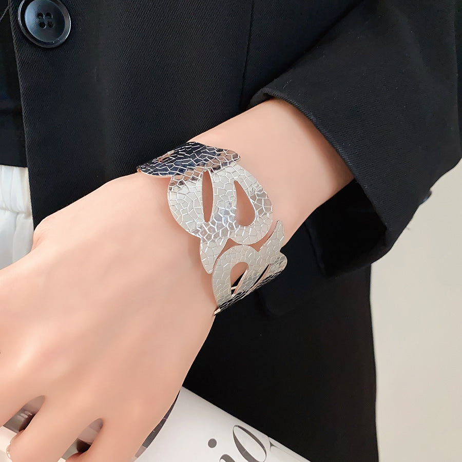 Pulsera de metal con patrón de cuadrícula geométrica de tono frío minimalista con acabado galvanizado para mujer