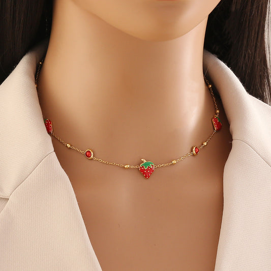 Bonito collar colgante de fresa para mujer de acero inoxidable con acabado chapado, estilo cadena de clavícula