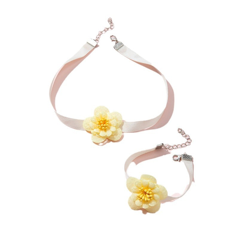 Collar con colgante floral hecho a mano para mujer en tela con delicado diseño de flor para viajes a la playa en verano