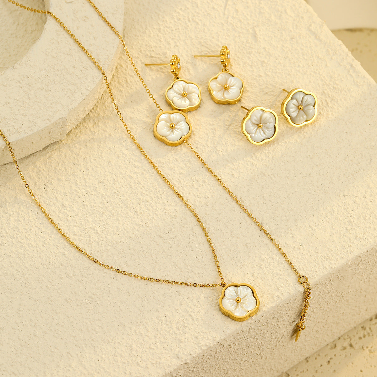 Elegante Collana Pendente Floreale da Donna in Acciaio Inossidabile con Zircone e Intarsio di Madreperla