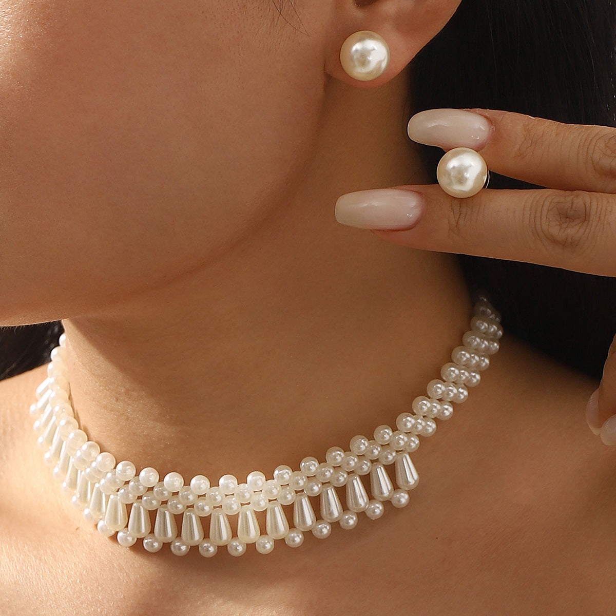 Elegante set collana girocollo e orecchini a perno da donna con perle e design con intarsi di perle dall'estetica naturale