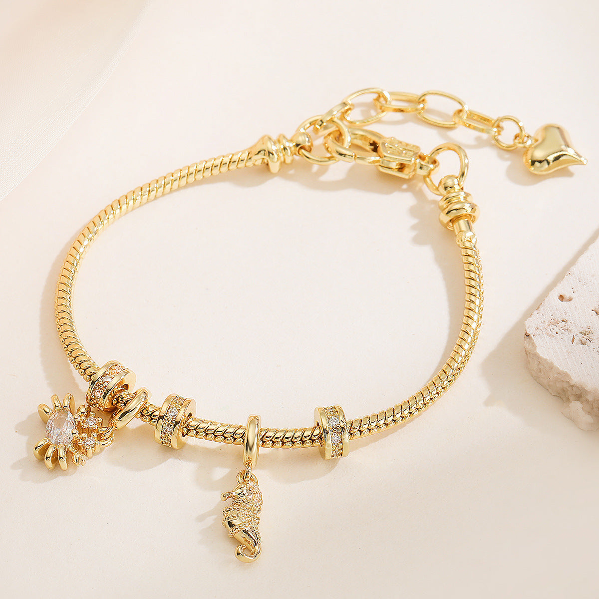 Fashion-Forward Heart and Floral Pendant Bracelet for Women in Copper with 18K Gold Plating and Zircon Inlay