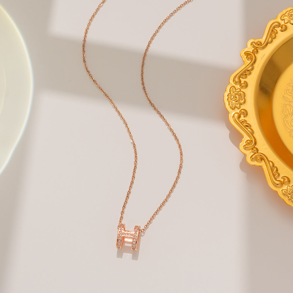 Collana da donna lussuosa e minimalista in acciaio al titanio con lettera H, tono freddo, con finitura placcata e catena a serpente