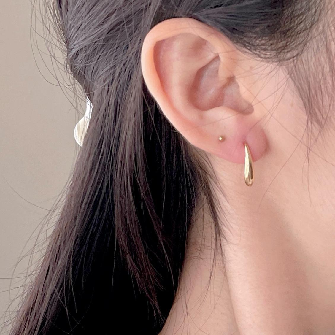 Aretes minimalistas con forma de lágrima de plata de ley 925 con motivos florales y de notas musicales