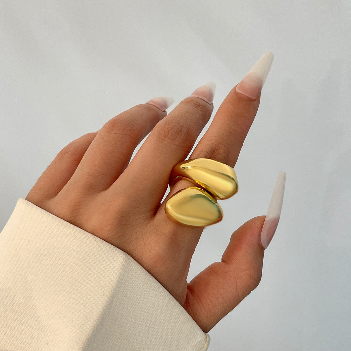 Anillo de aleación con forma de onda minimalista y geométrica para mujer, con acabado pulido y diseño de banda abierta