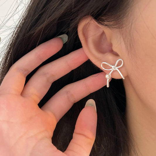 Orecchini a perno minimalisti a forma di fiocco in argento sterling 925 con accento di perla, finitura lucida