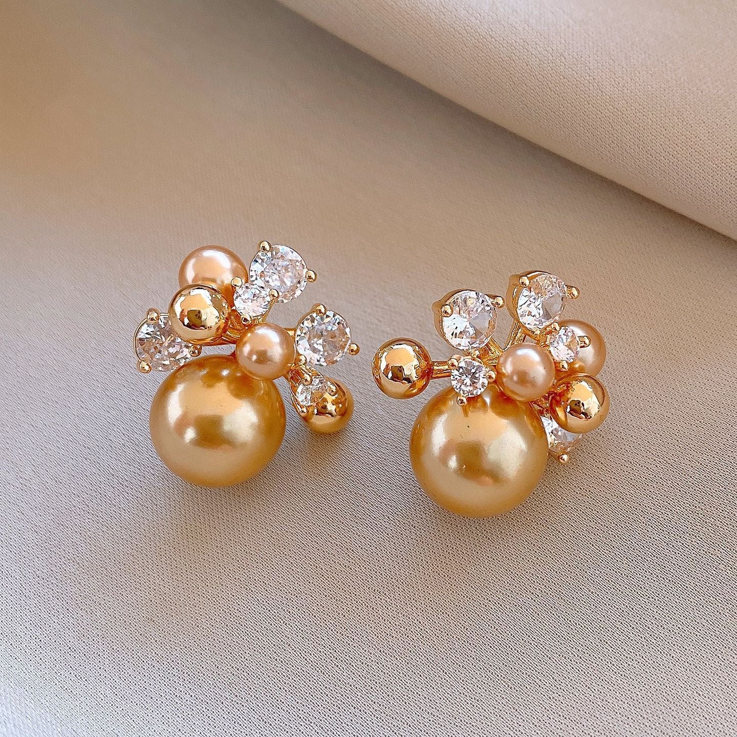 Aretes de perla con flor geométrica minimalista de lujo, poste de acero bañado en oro de 18 quilates y circonitas para mujer