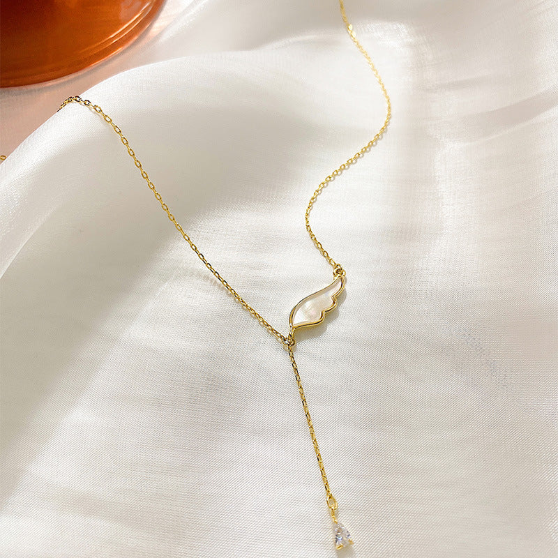 Collana con pendente da donna in acciaio al titanio a forma di ala minimalista con dettaglio sfrangiato e finitura placcata