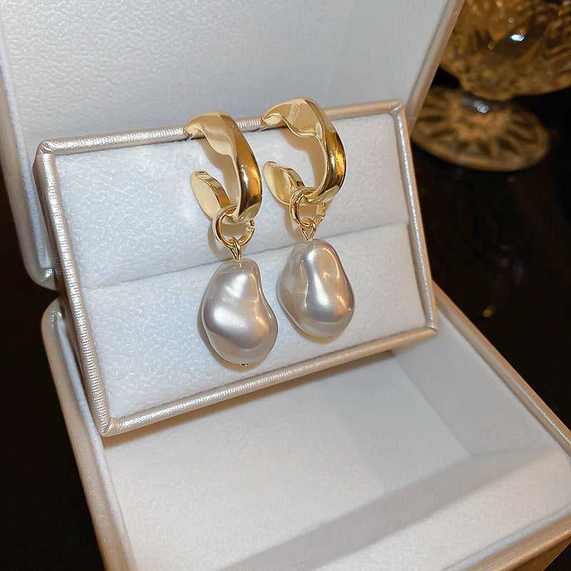 Elegantes pendientes florales de perlas con postes de plata chapados en oro para mujer