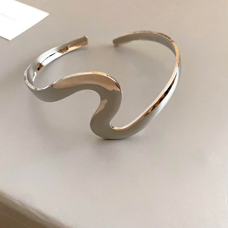 Bracciale a manetta in metallo elegante e robusto con finitura placcata, forma geometrica rotonda, accessorio di lusso alla moda per pendolari