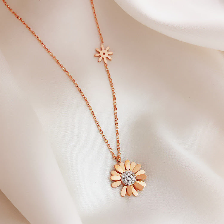 Collana pendente con margherita minimalista da donna in acciaio al titanio con placcatura sottovuoto e design a catena a O